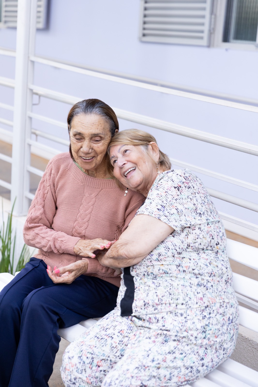 Duas moradoras do Residencial Bem Querer juntas e sorrindo